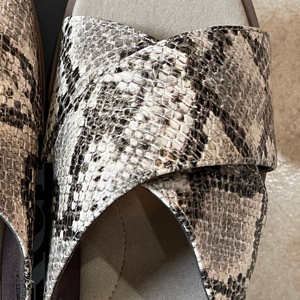 ❤️Clarks Slip-ons Neutral shade - Picture 5 of 5
